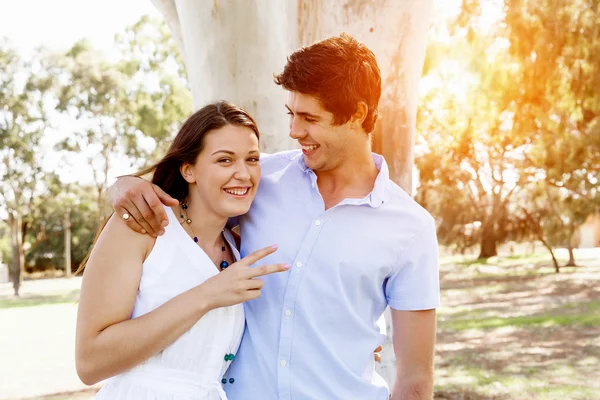 Jeune couple dans le parc — Photo