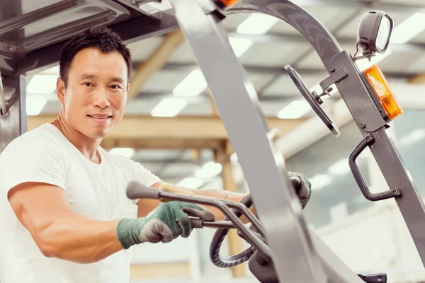 Asian worker in production plant on the factory floor — Stock Photo, Image