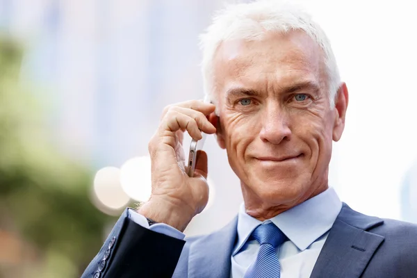 Porträt eines selbstbewussten Geschäftsmannes — Stockfoto