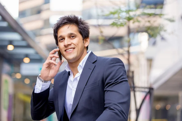 Portrait d'homme d'affaires confiant avec téléphone portable à l'extérieur — Photo