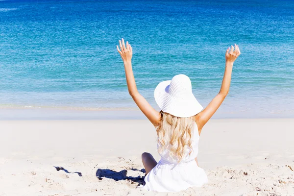 Mujer joven relajándose en la playa — Foto de Stock