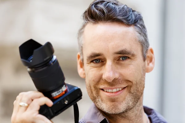 Male photographer taking picture — Stock Photo, Image