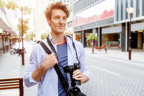 Touriste masculin en ville — Photo