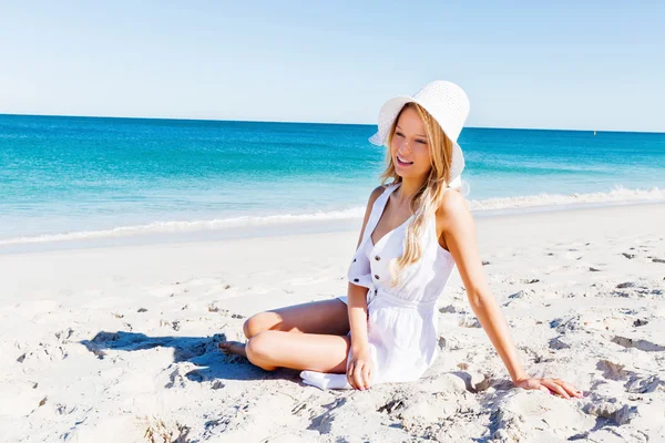 Mujer joven relajándose en la playa — Foto de Stock