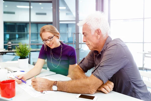 Colaboradores trabajando juntos — Foto de Stock