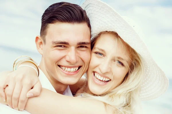 Pareja joven romántica en la playa — Foto de Stock