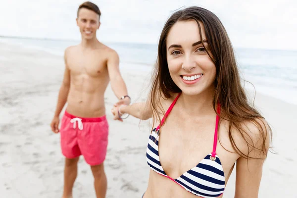 Romantico giovane coppia sulla spiaggia — Foto Stock