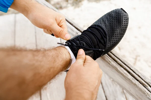 Runner lacet ses chaussures et se prépare au jogging — Photo