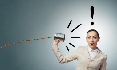 Sağır telefon kullanan kadın. Karışık teknik