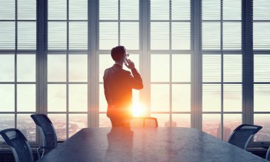 Günbatımına kadar çalışıyor. . Karışık teknik