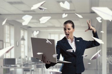 Dizüstü elinde olan kadın. Karışık teknik