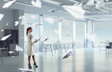 Holding kağıt sayfalarının işkadını. Karışık teknik