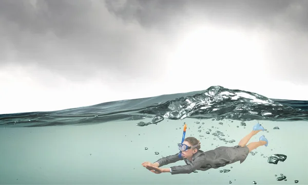 Mujer bajo el agua. Medios mixtos — Foto de Stock