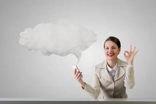 Atractiva mujer de negocios teniendo una conversación móvil. Medios mixtos — Foto de Stock