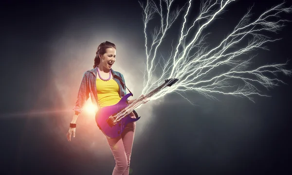 Guitarrista de rock femenino. Medios mixtos — Foto de Stock