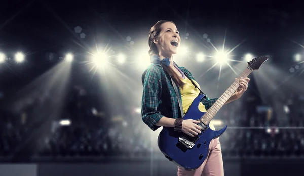 Guitarrista de rock femenino. Medios mixtos — Foto de Stock