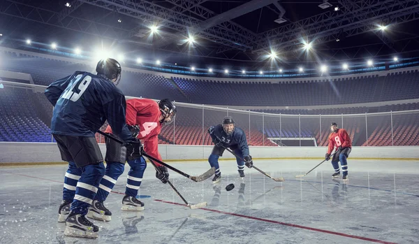 Eishockeyspiel in der Eishalle. Gemischte Medien — Stockfoto