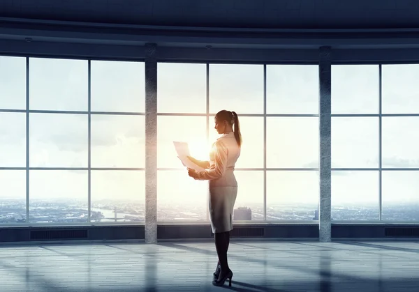 Mujer de negocios en el interior de la oficina moderna. Medios mixtos — Foto de Stock