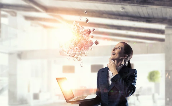 Frau mit Laptop in der Hand. Gemischte Medien — Stockfoto