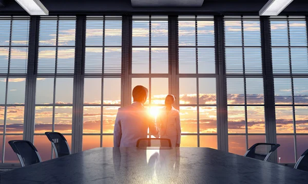 Silhouetten van mensen uit het bedrijfsleven in Office. . Mixed media — Stockfoto