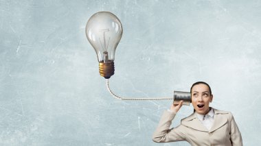 Sağır telefon kullanan kadın. Karışık teknik