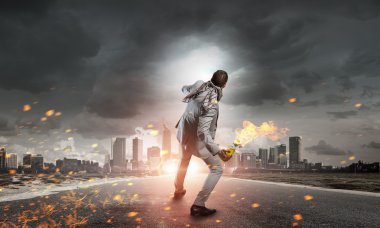 İşadamı atma benzin bomba. Karışık teknik