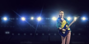 Kadın rock gitaristi. Karışık teknik