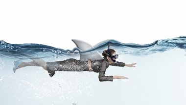 Köpekbalığı gibi tehlikelidir. Karışık teknik