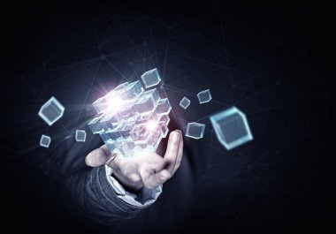 Erkek elinde küp. Karışık teknik