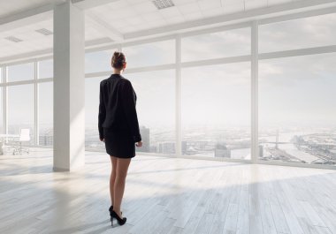 İş kadını ofiste. Karışık teknik