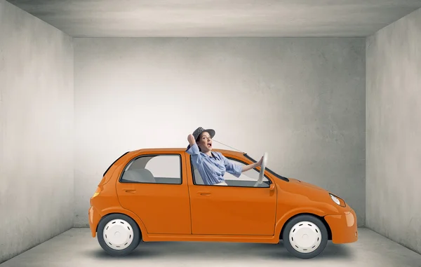 Femme conduisant une vieille voiture dessinée. Techniques mixtes — Photo