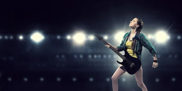 Guitarrista de rock femenino. Medios mixtos — Foto de Stock