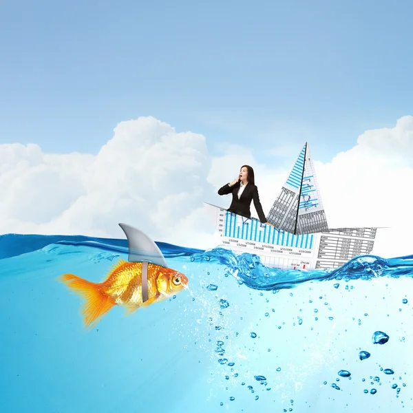 Geschäftsfrau schwimmt im Papierschiff. Gemischte Medien — Stockfoto
