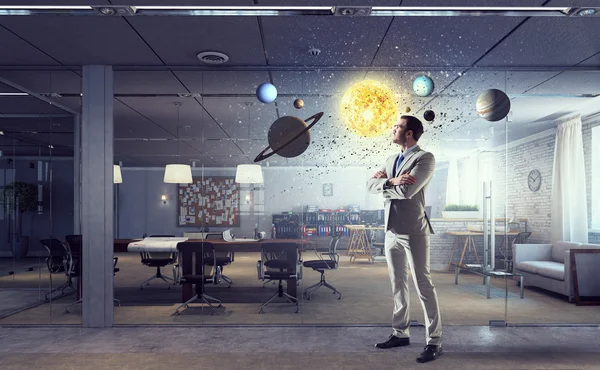 Geschäftsmann im modernen Büro. Gemischte Medien — Stockfoto