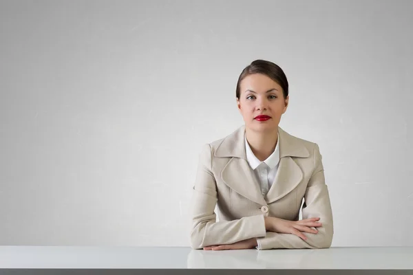 Mujer de negocios sentada en el escritorio. Medios mixtos —  Fotos de Stock