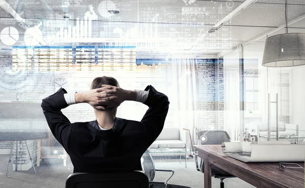 Geschäftsmann entspannt in seinem Büro. Gemischte Medien — Stockfoto