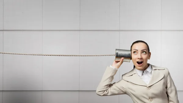 Mujer usando teléfono sordo. Medios mixtos —  Fotos de Stock