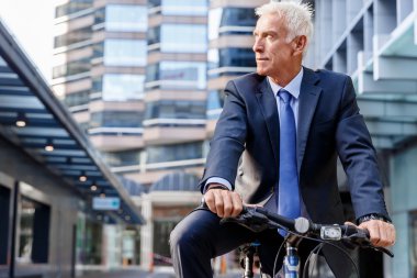 Başarılı bir iş adamı binicilik bisiklet