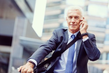 Başarılı bir iş adamı binicilik bisiklet