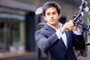 Başarılı bir iş adamı binicilik bisiklet