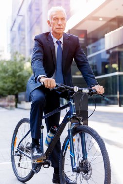 Başarılı bir iş adamı binicilik bisiklet