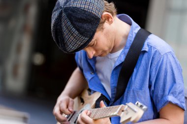 Gitar City ile genç müzisyen