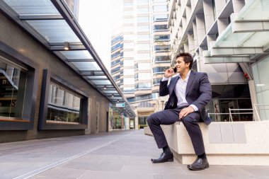 Cep telefonu açık havada ile kendine güvenen işadamı portresi