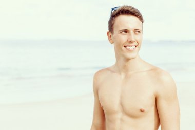 Yakışıklı adam sahilde poz