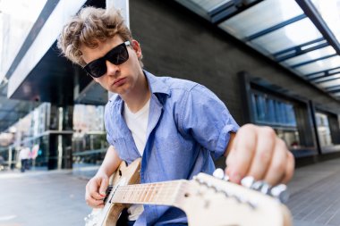 Gitar City ile genç müzisyen