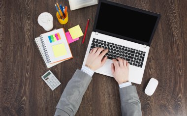 Ofis işyeri ofis, banka donatımı ve dizüstü bilgisayar ile