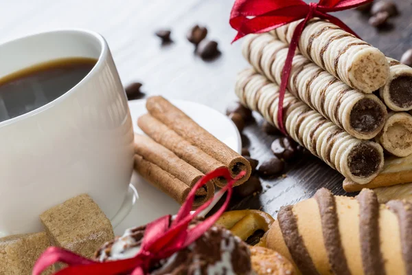 Biscuits and coffee on table — Stock Photo, Image