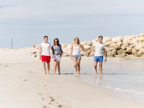 Compagnie de jeunes sur la plage — Photo