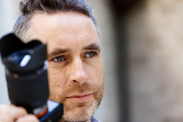 Male photographer taking picture — Stock Photo, Image