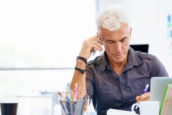 Stilig affärsman i office — Stockfoto